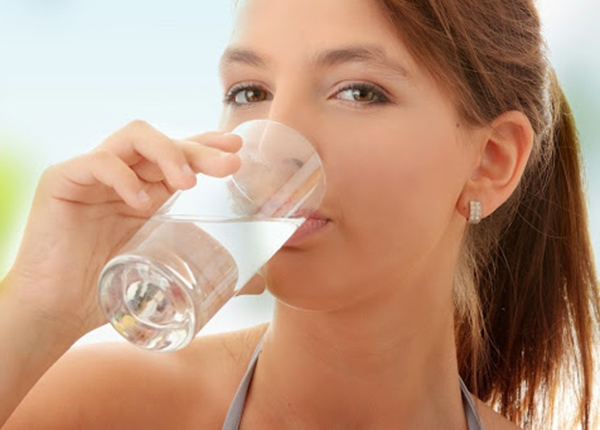 Uống nước hỗ trợ cuốn trôi vi khuẩn ra khỏi cổ họng