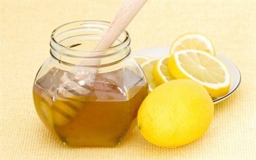 Cách làm hồng nhũ hoa bằng mật ong vitamin E